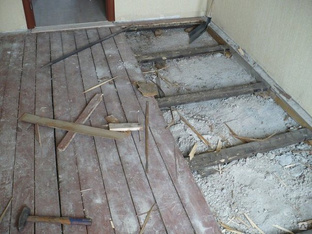 Демонтаж деревянного пола из доски. Цементно-песчаная стяжка пола 