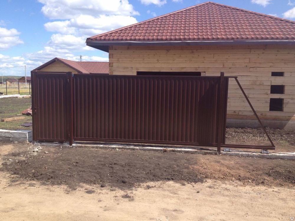 Забор из профлиста с откатными воротами фото